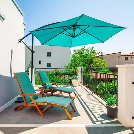 Sunny Side Six Bedroom