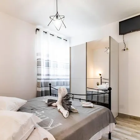Sunny Side Six Bedroom Nyaraló